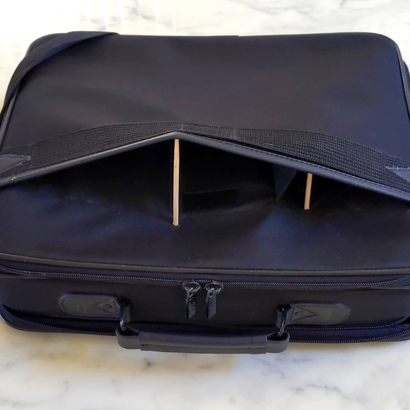 Dell Leather Trim/Handlers/Logo Multiple Layers Briefcase/Laptop Bag/Travel Bag. - Picture 12 of 12